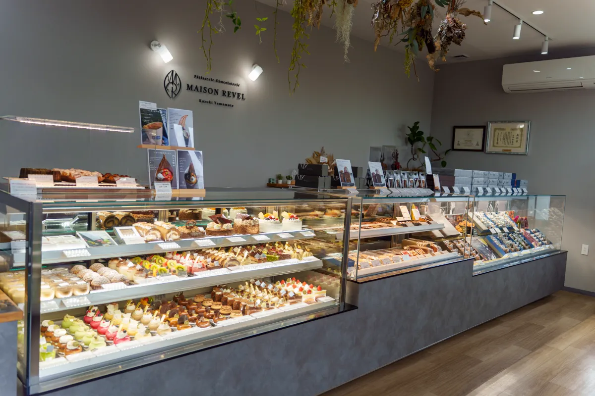 徳島市国府町のパティスリーショコラトリー メゾンレーヴル 店内のケーキショーケース